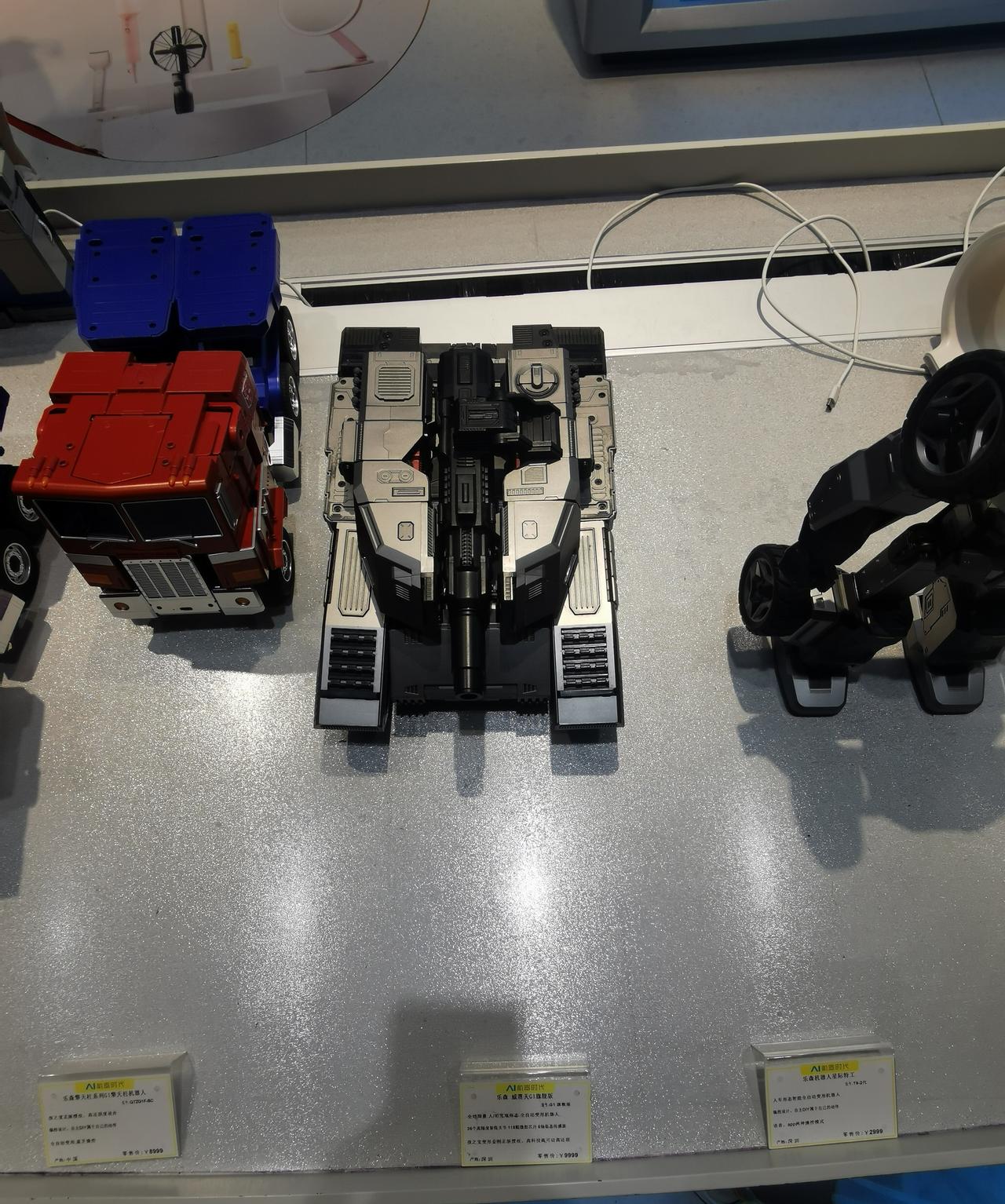 AI玩具，坦克9999块。小汽车8499块。还有机器狗啥的。注入了AI元素，价格