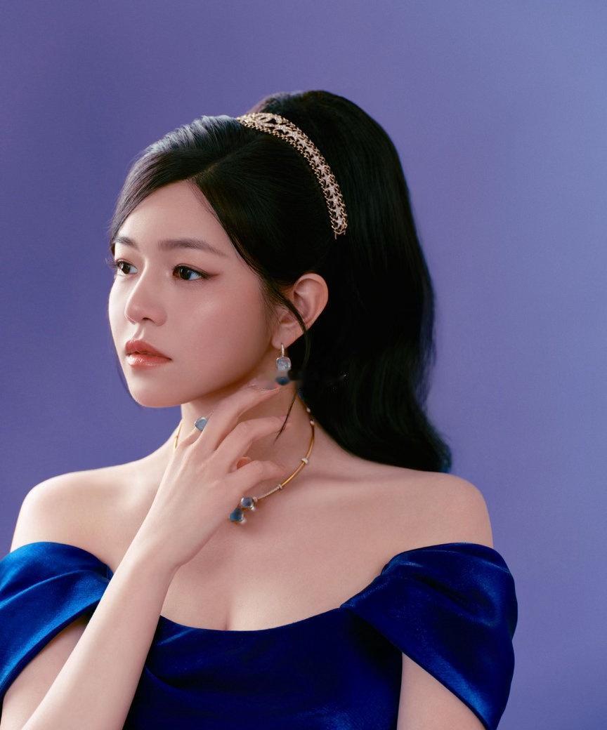 @陳妍希michelle 这套造型我直接封神！丝绒发带挽起蓬松半扎发，像极了复古