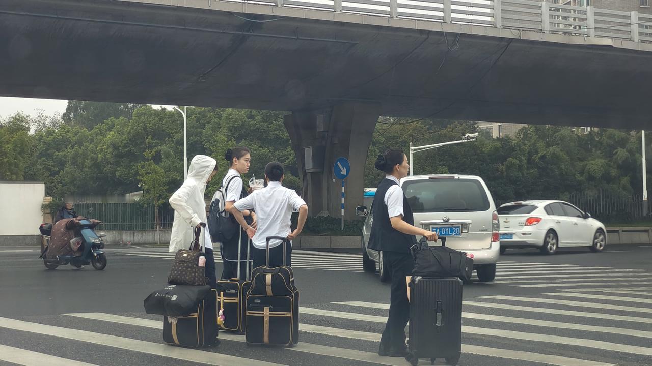 你能猜得出这几位在斑马线上等通行的女士，是干什么工作的吗？她们此刻正准备去干什么
