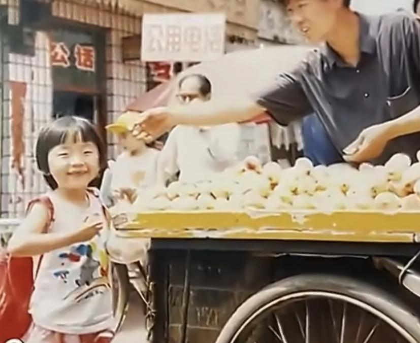 一位女子因为一张老照片火了，
女子3岁半，在太原一个水果摊前
被爸爸抓拍了一张照