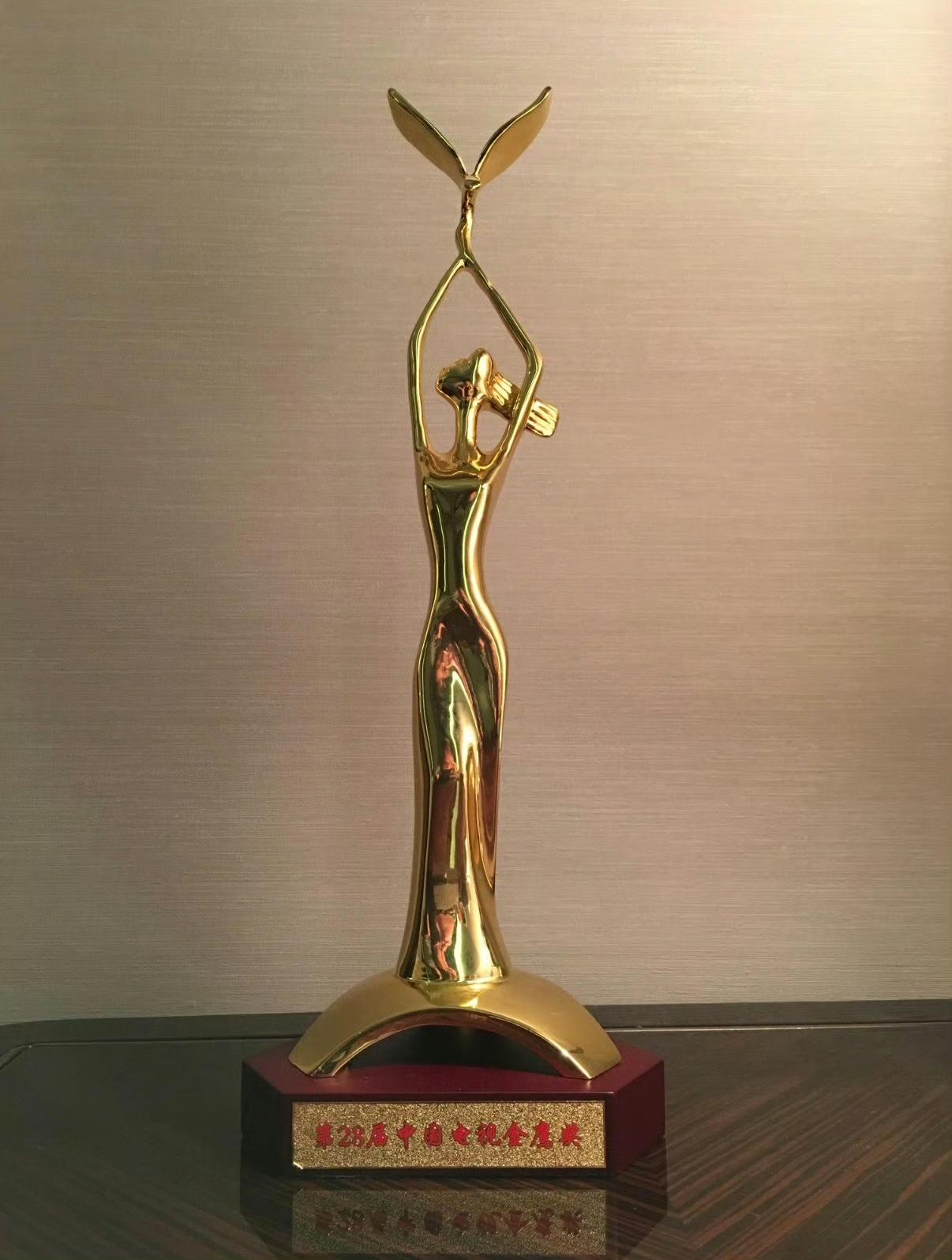 金鹰奖最高荣誉🏆改版了。。从原来的金杯，升级为了金晶流金杯。

这是把原来的金