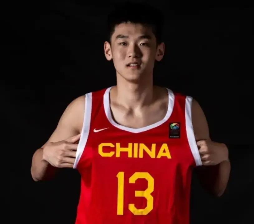 这小伙王洪泽，可以啊。第一回打CBA，上去二十来分钟，不慌不忙拿了8分6板，一次