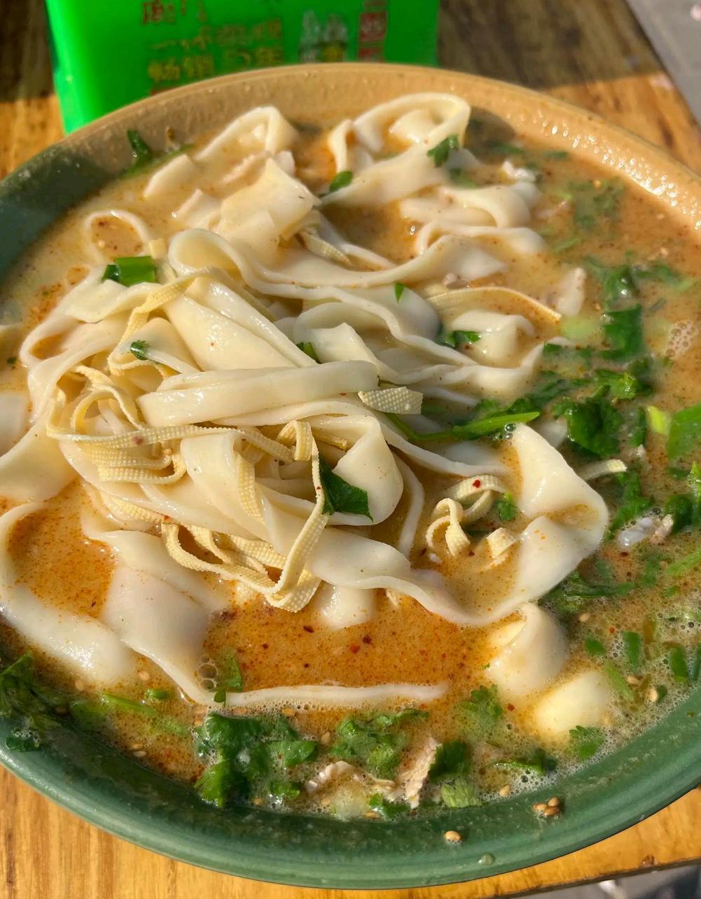 “份子钱又涨价，工资却原地踏步，这班越上越亏。
”
服装厂两班倒，时薪十块出