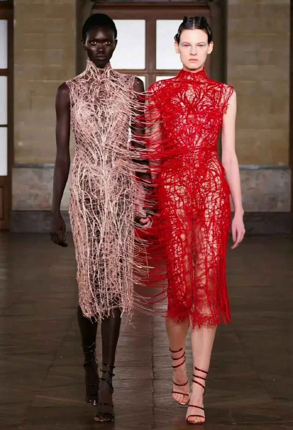 桐心薇泯微博之夜就这么穿，保证拿下当晚最大看点之一 