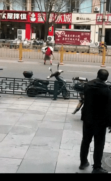 神回复……都以为他是偷钢筋的，没想到是为了过马路！[捂脸][捂脸]