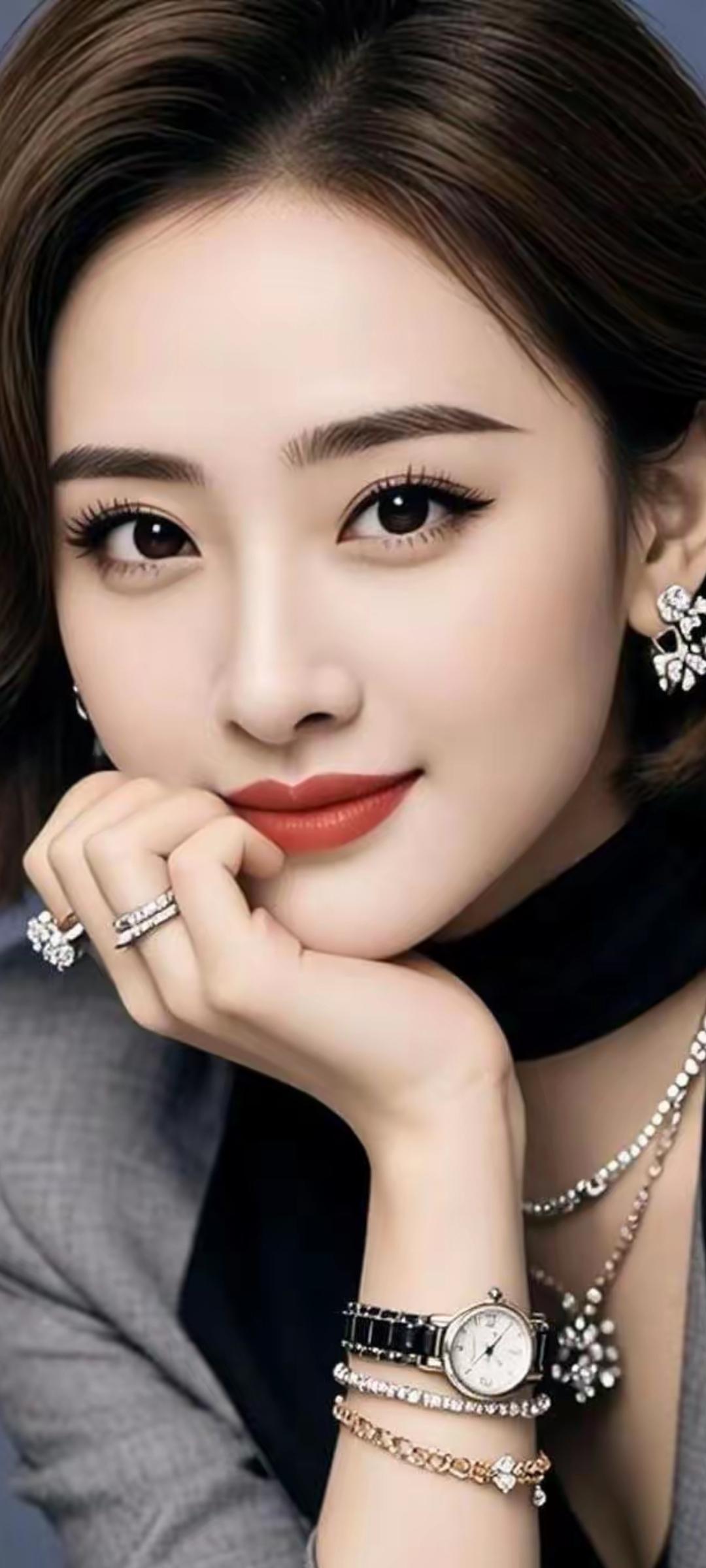 优雅气质，珠宝闪耀，时尚穿搭，尽显魅力！