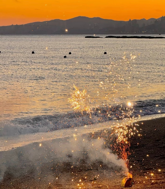 “ 海边烟花 … ” 