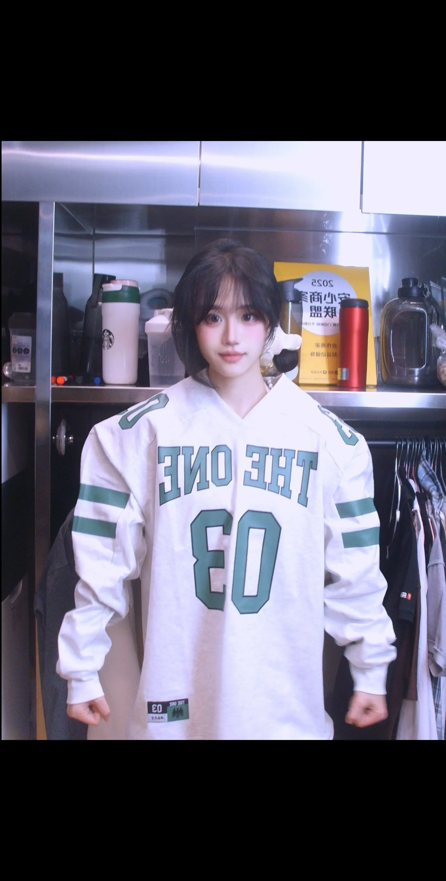 穿上衣服就看不见肌肉啦。今天狠狠推肩狠狠飞鸟啦 你们练啥