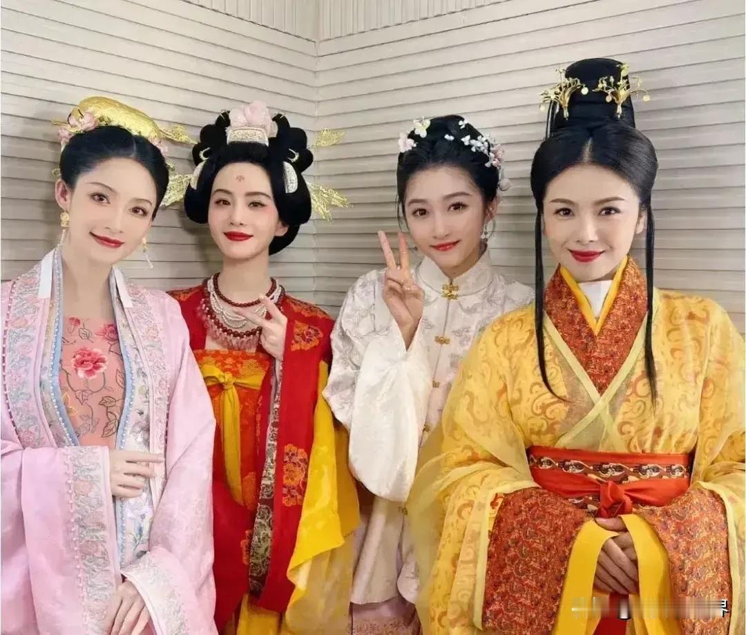 央视春晚后台，刘涛、刘诗诗、李沁、关晓彤四美同框比美，到底谁更美，大家争个不休，