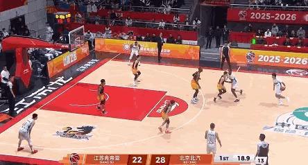 赵睿北京男篮首秀赵睿还是强，北京这首发阵容国家队实力啊赵睿三分江苏男篮vs北京男