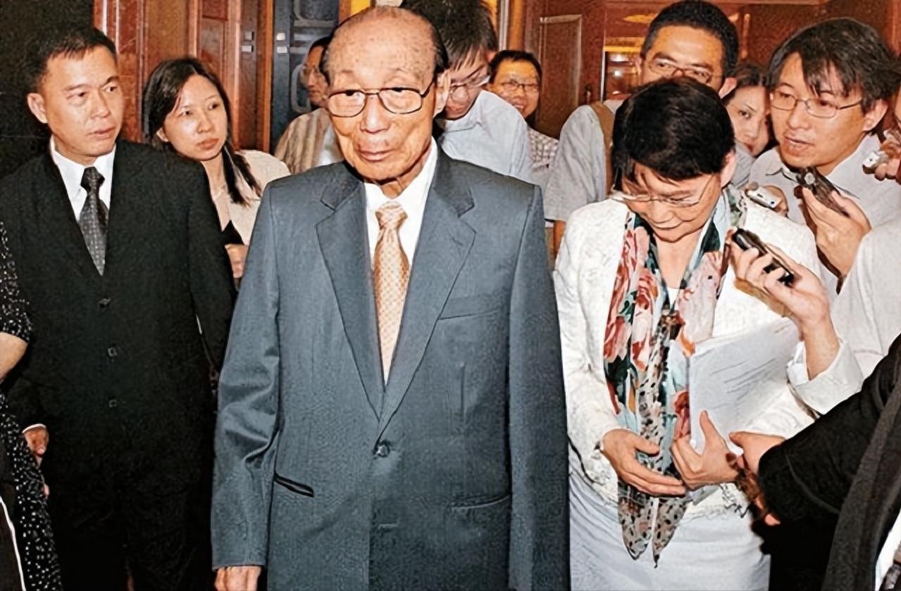 【邵逸夫：去世之后，4个子女拒绝为其送终，200多亿遗产无人继承】
浪漫的月光洒