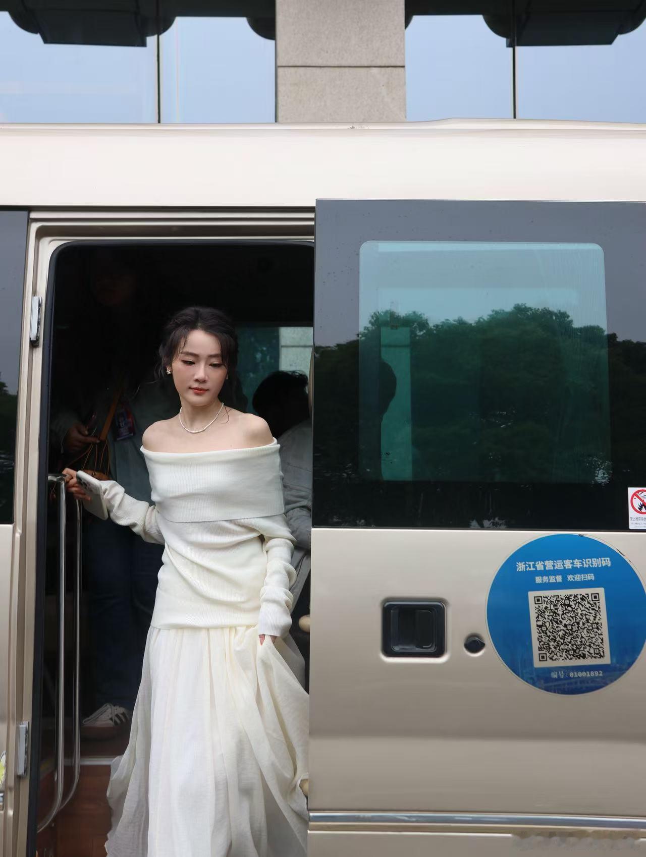 张可盈无限超越班无限超越班4第二期开录，张可盈白裙造型美上热搜，侧颜杀绝了，又仙