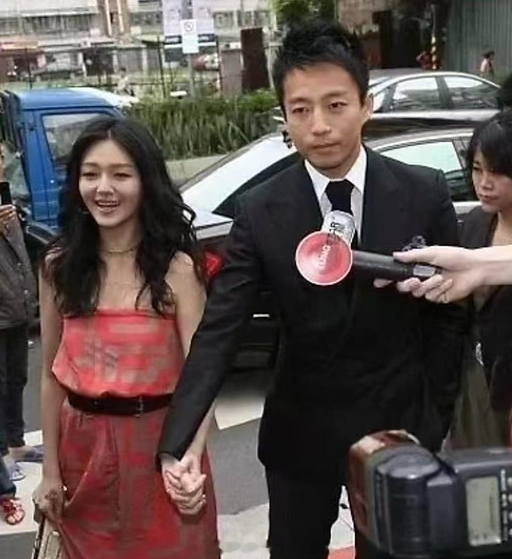 这应该是大S人生中最春风得意的时刻。那会儿俏江南还在，汪小菲又是京城四少，多金又
