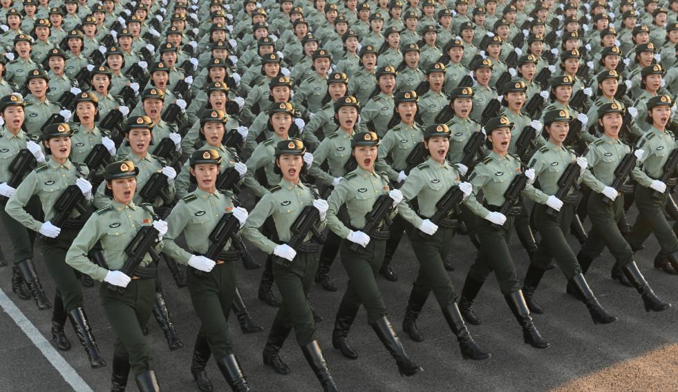 女兵裤装方阵太戳人！


女兵穿着裤装走过，
既利落又坚定。
整齐划一的步伐，