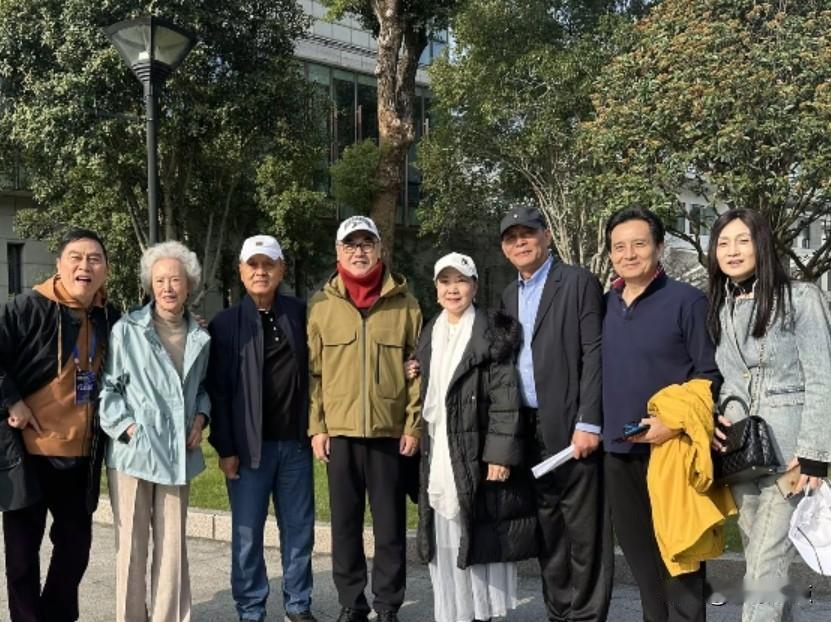 一众老演员素面朝天，穿着随意，褪去了明星的光环，露出生活中的本真，太接地气了。