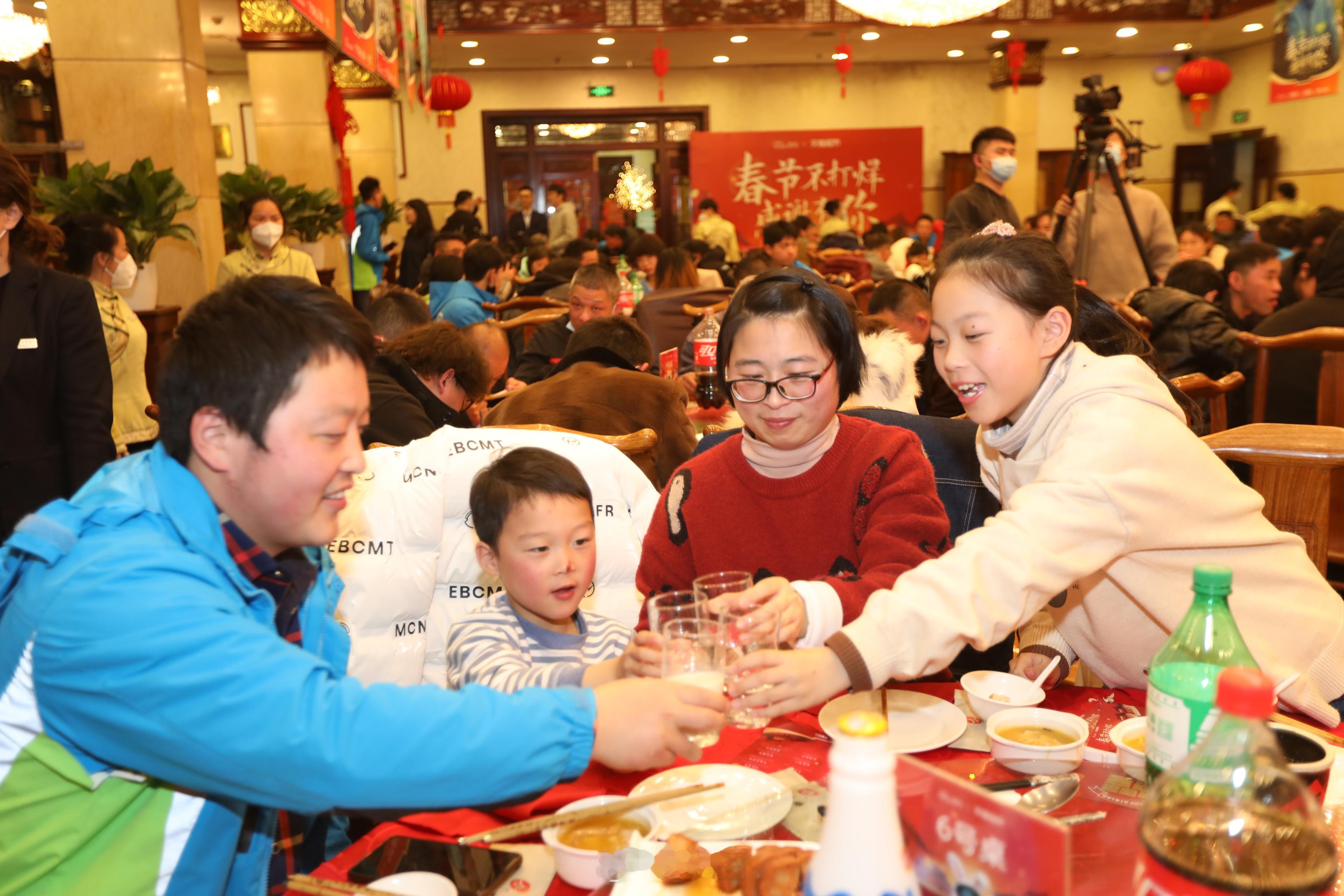 杭州骑手年夜饭现场领米面粮油年货2026新春走基层见过自己开店也不交社保的老板，