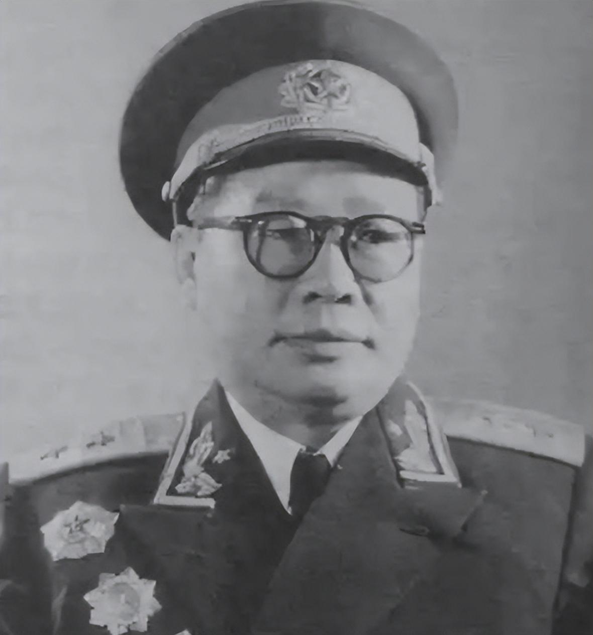 1955年大授衔，独腿将军因为行动不方便，拄拐坐在了最后一排。毛主席却点名让他坐