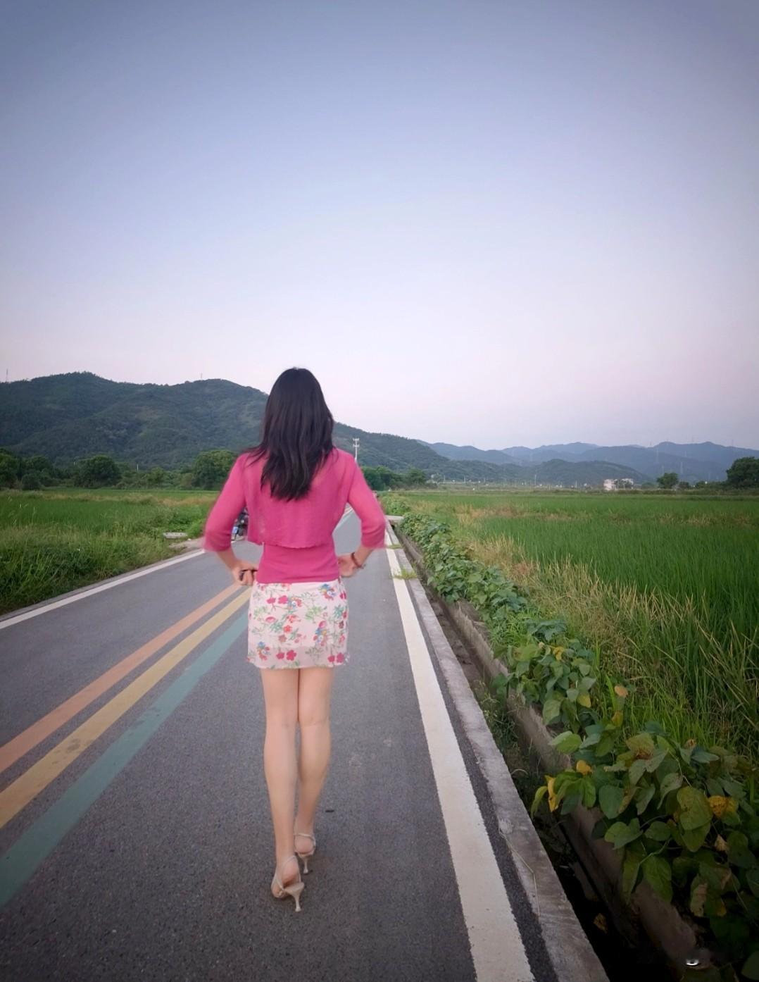 在村里面见到人要打招呼，如果不说话，别人会说你见了人也不说话不懂事。

可我就想
