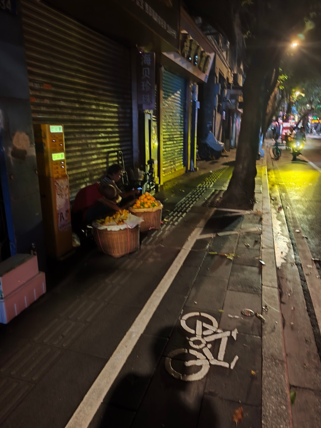 众生皆苦，加班结束，寻找地铁站的路上看到一对老年夫妻在小路的黑暗处卖水果。阿公已