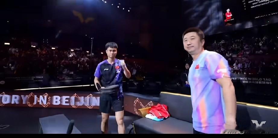 周启豪零封张本智和后，大家注意到徐辉教练和启豪的一个暖心的动作吗？
启豪和教练握