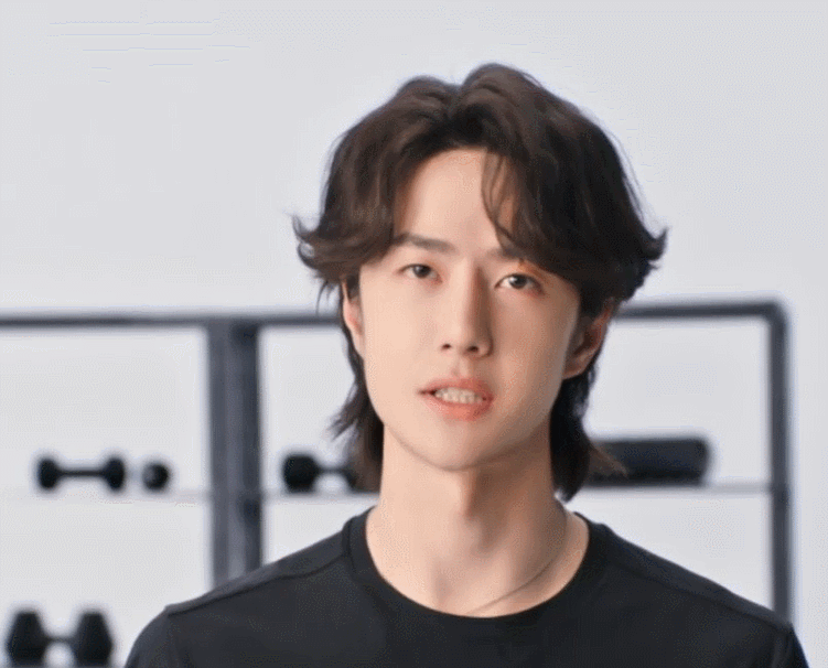 王一博解锁教练新身份 看王一博教练视频太燃了！黑色运动装简约有型，讲解时专注传递