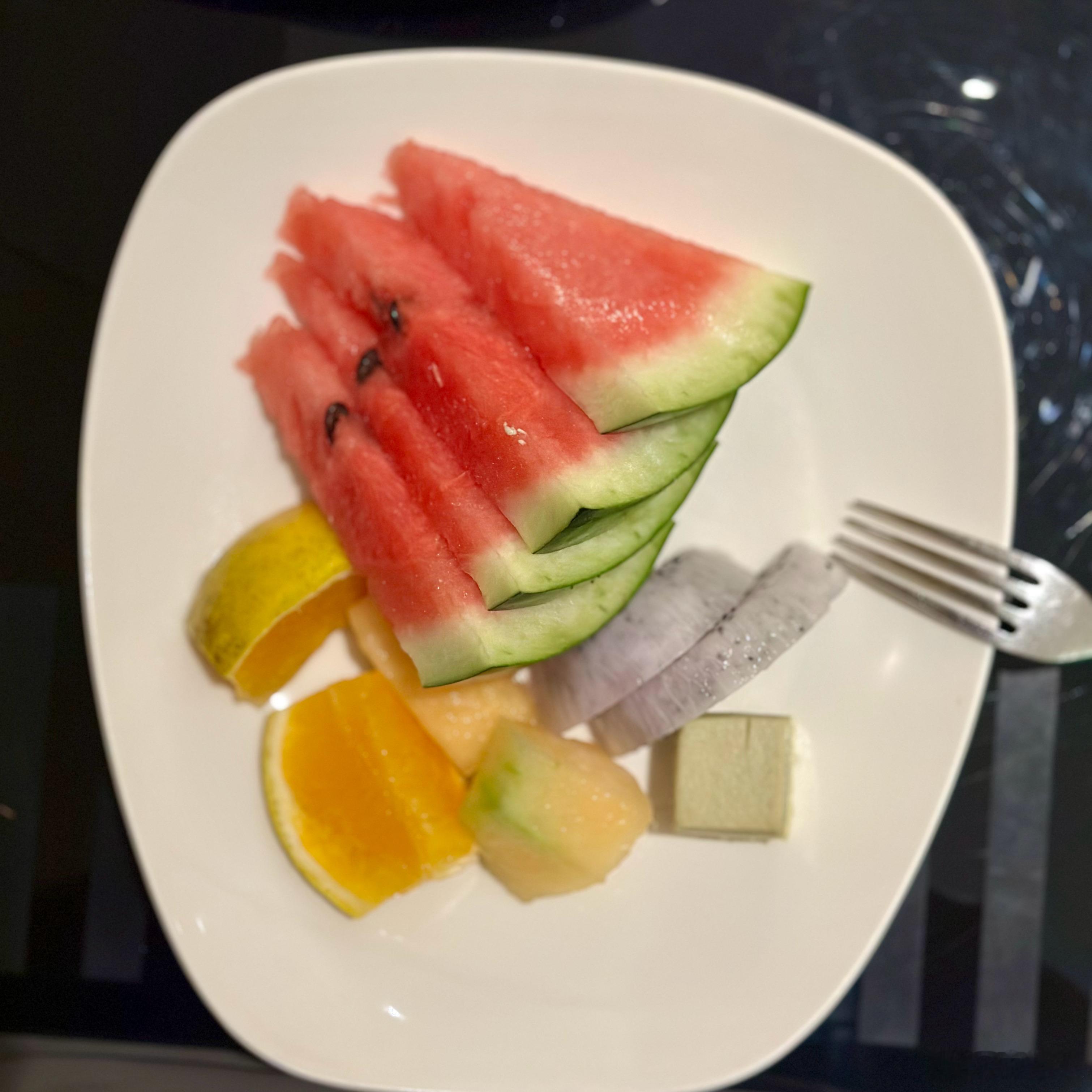 今天晚饭就在酒店的行政酒廊吃。拿了三盘：一盘荤素，一盘素菜，一盘水果。也算比较均