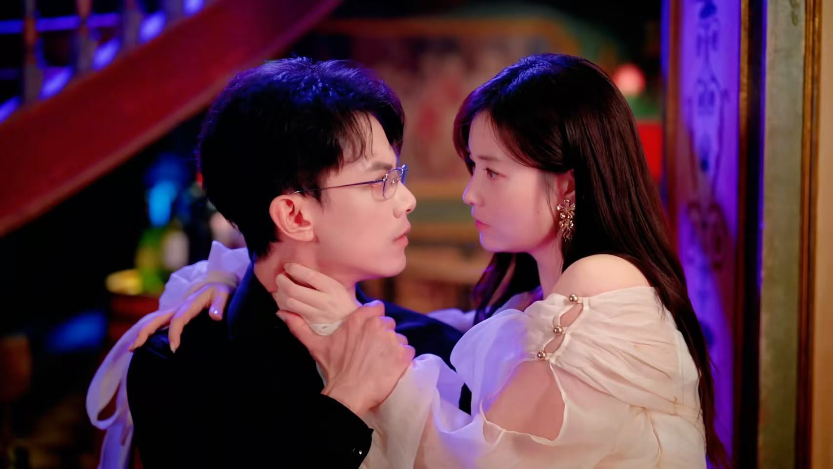 张楚寒邓凯雨中吻 张楚寒邓凯新剧吻戏尺度 氛围感天花板！雨夜拥吻爱恨交织，甜虐交