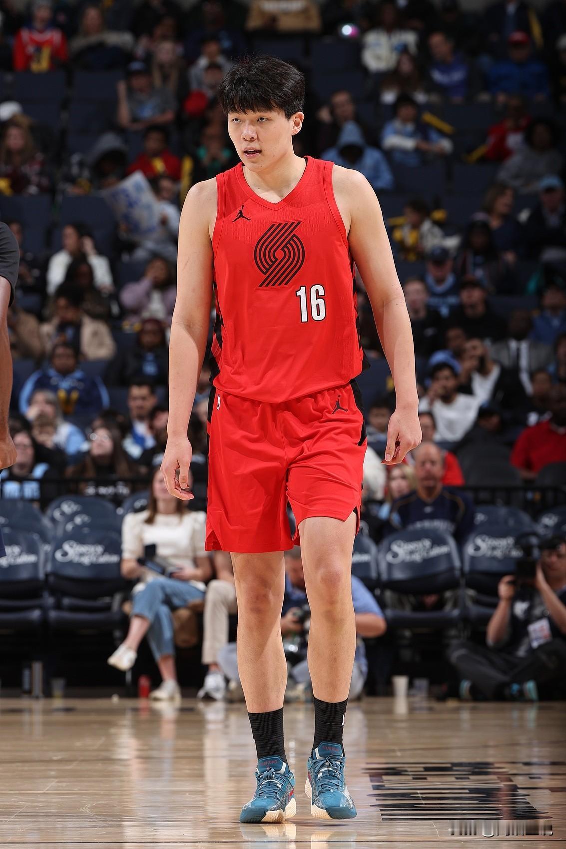 NBA生涯首次首发，杨瀚森表现可圈可点，防守成大漏勺，受犯规困扰！
NBA常规赛