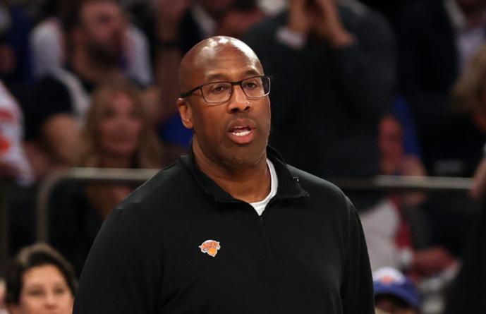 NBA总决赛，马刺对阵尼克斯的G5比赛中，出现了非常奇葩的一幕。第二节比赛还剩下