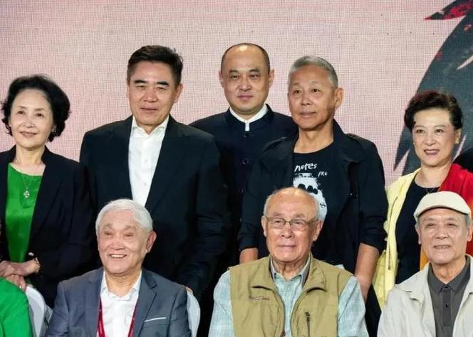 8位资深演员同框：

我认出了满头银发的牛犇，气色盈和的常式达，戴着眼镜的许还山