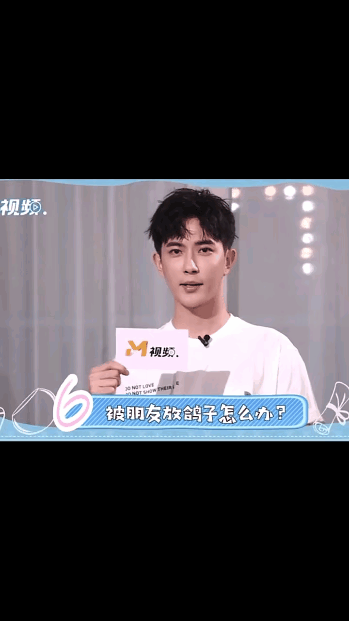 谁没见过小鱼儿早期快问快答里的笑啊！那才叫鲜活
咧嘴笑时牙齿亮堂堂的，就算
捂眼