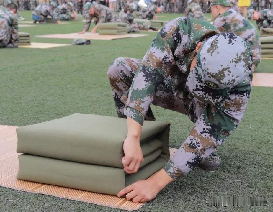 当兵把被子叠成“豆腐干”有啥作用？

“被子都叠不好，你能干什么？” 

当我分
