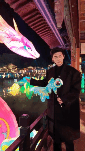 杨旭文放河灯祈愿唐诡大爆  杨旭文的祈愿，随着河灯的飘荡，传递着对《唐朝诡事录》