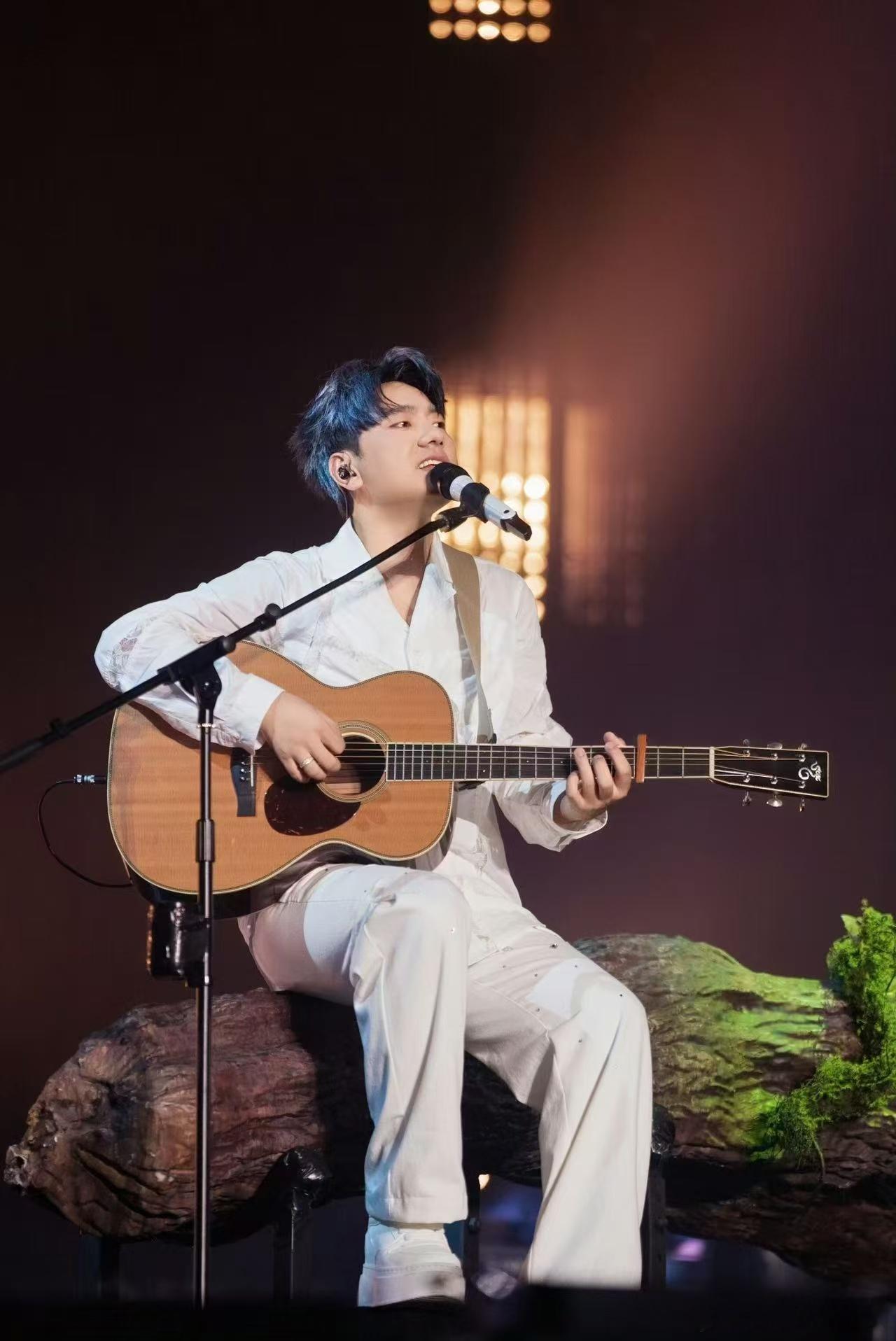 海来阿木[超话]海来阿木巡演粉丝年龄跨度 在海来阿木的巡演现场，你能看到不同时代