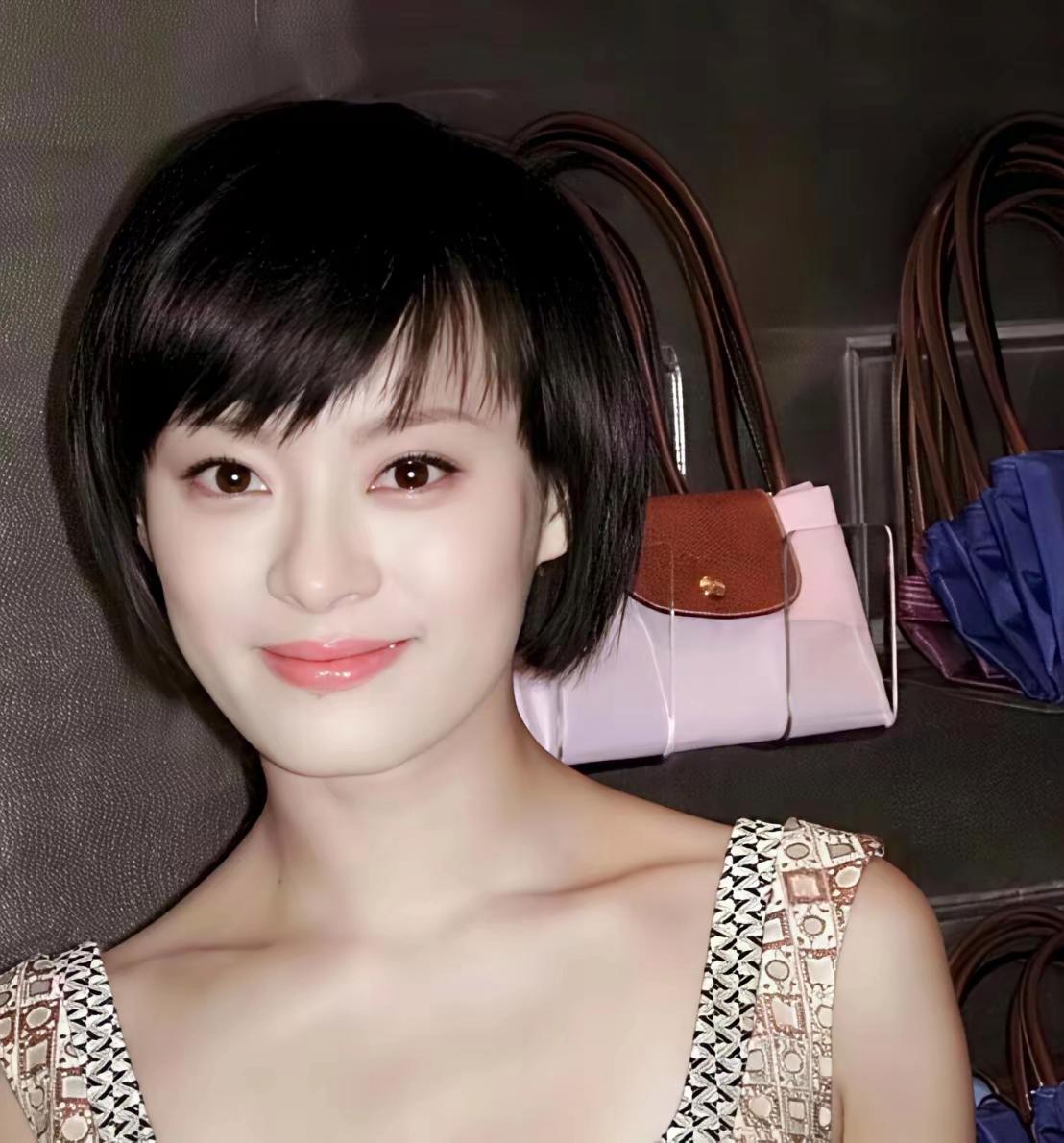 年轻时期的孙俪堪称神颜，容貌明艳动人，也难怪当年邓超心动不已，旁人很难不心生好感