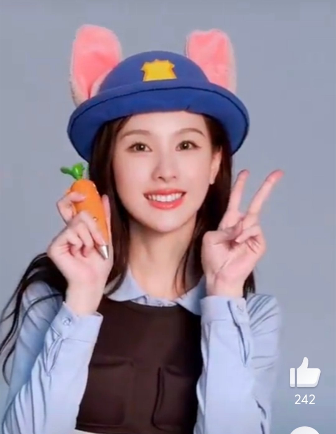 兔子警官陈都灵这么很合适，本身她的兔牙就很像，许愿称之为天选朱迪