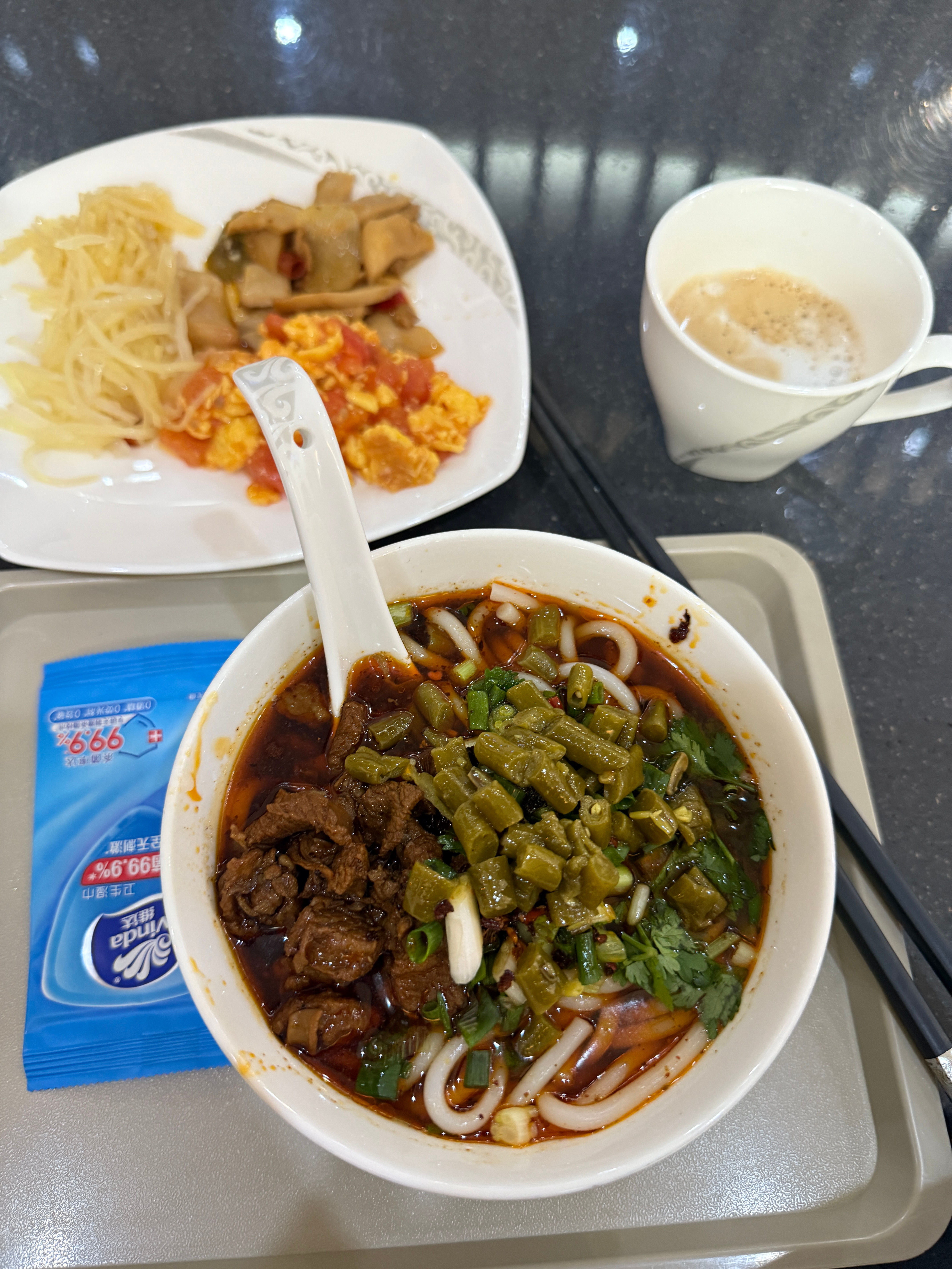 机场凑合一口！煮面师傅给我舀的牛肉非常多！另外偷偷告诉你们在湖北吃粉面加酸豆角是