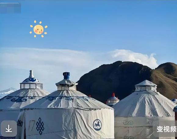 看到这张图，一下子就被草原上的蒙古包吸引住了！白蓝相间的毡房错落着，花纹雕饰透着