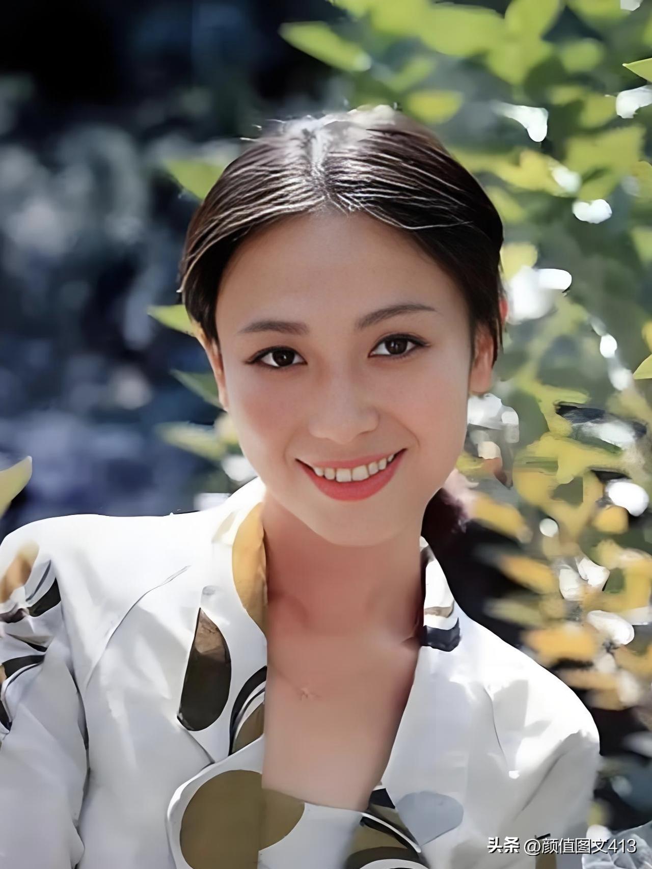 左翎，九零年代银幕白月光，眉眼如画，气质清冷如兰，一颦一笑皆是东方美人的风骨与诗