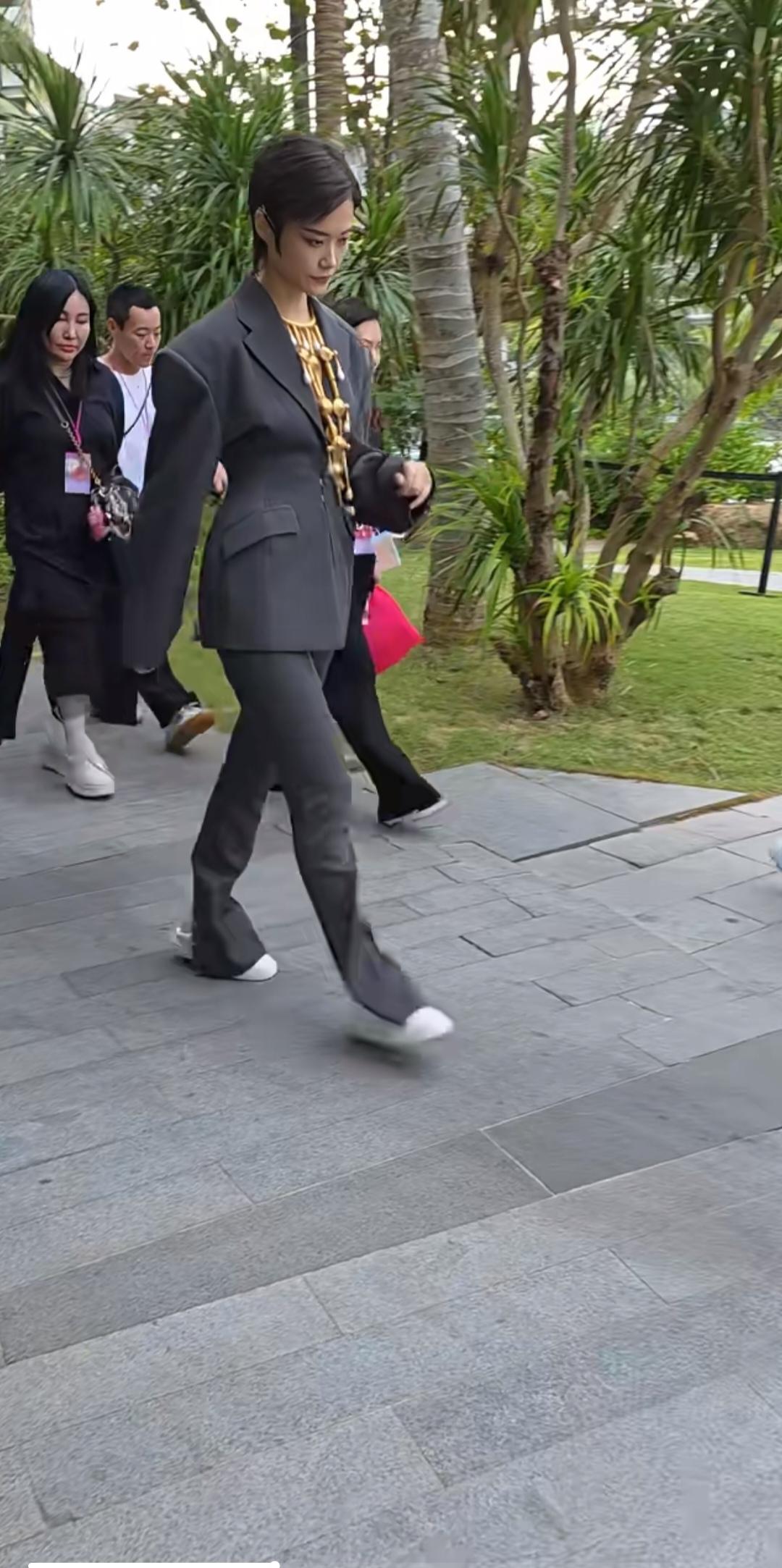 李宇春这衣服从前面看很普通，但从后面看很有个性，设计感很强。