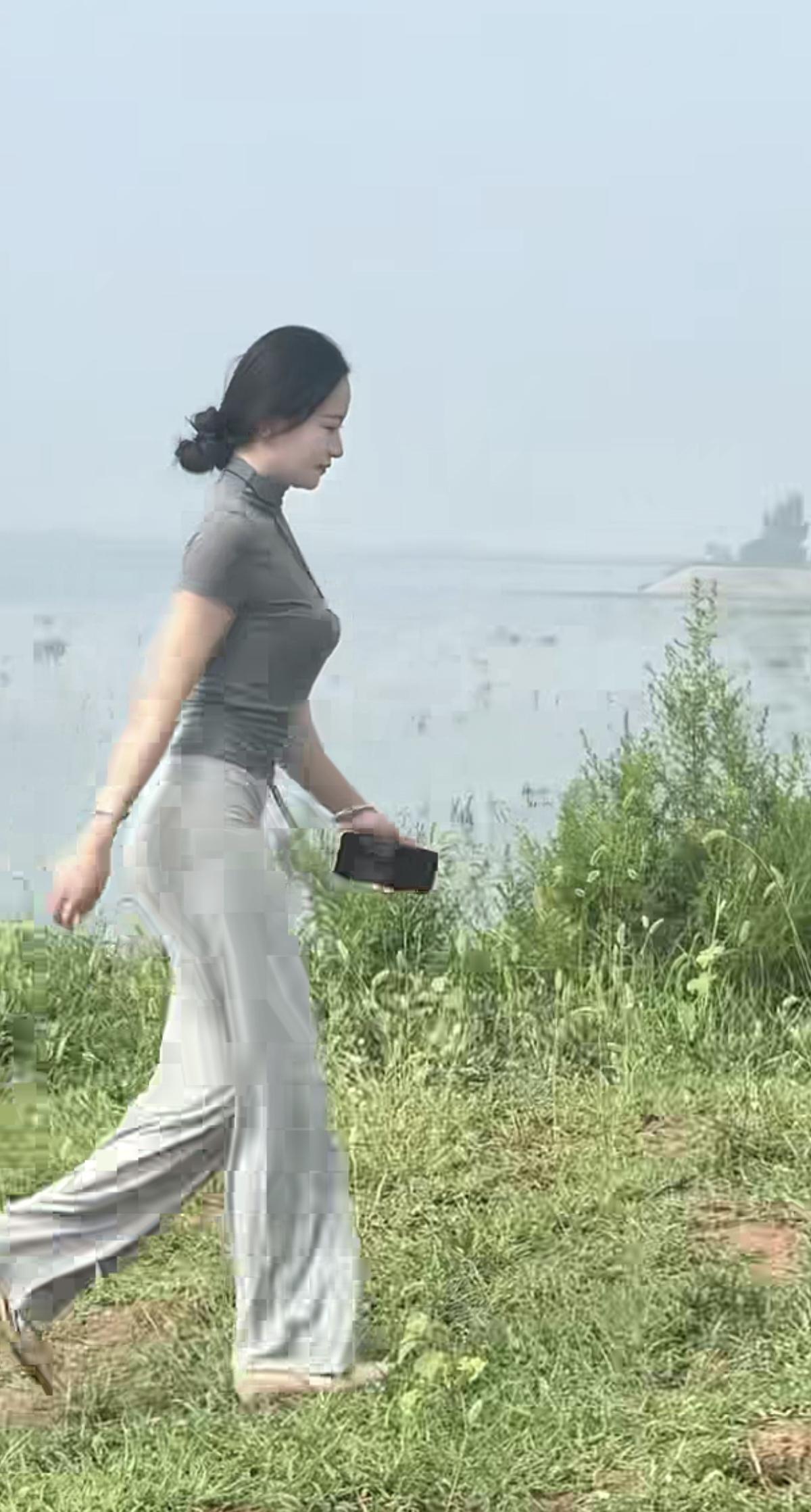 她看河水还在涨，
心里不免小紧张。
护堤泄洪双保险，
…………………………
请你