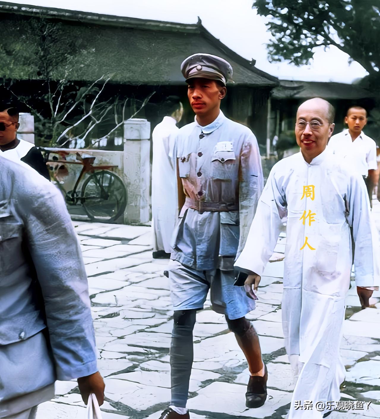 一九四九年，在南京老虎桥监狱被提前释放的周作人。这可不是演戏，也而非演员所扮演，