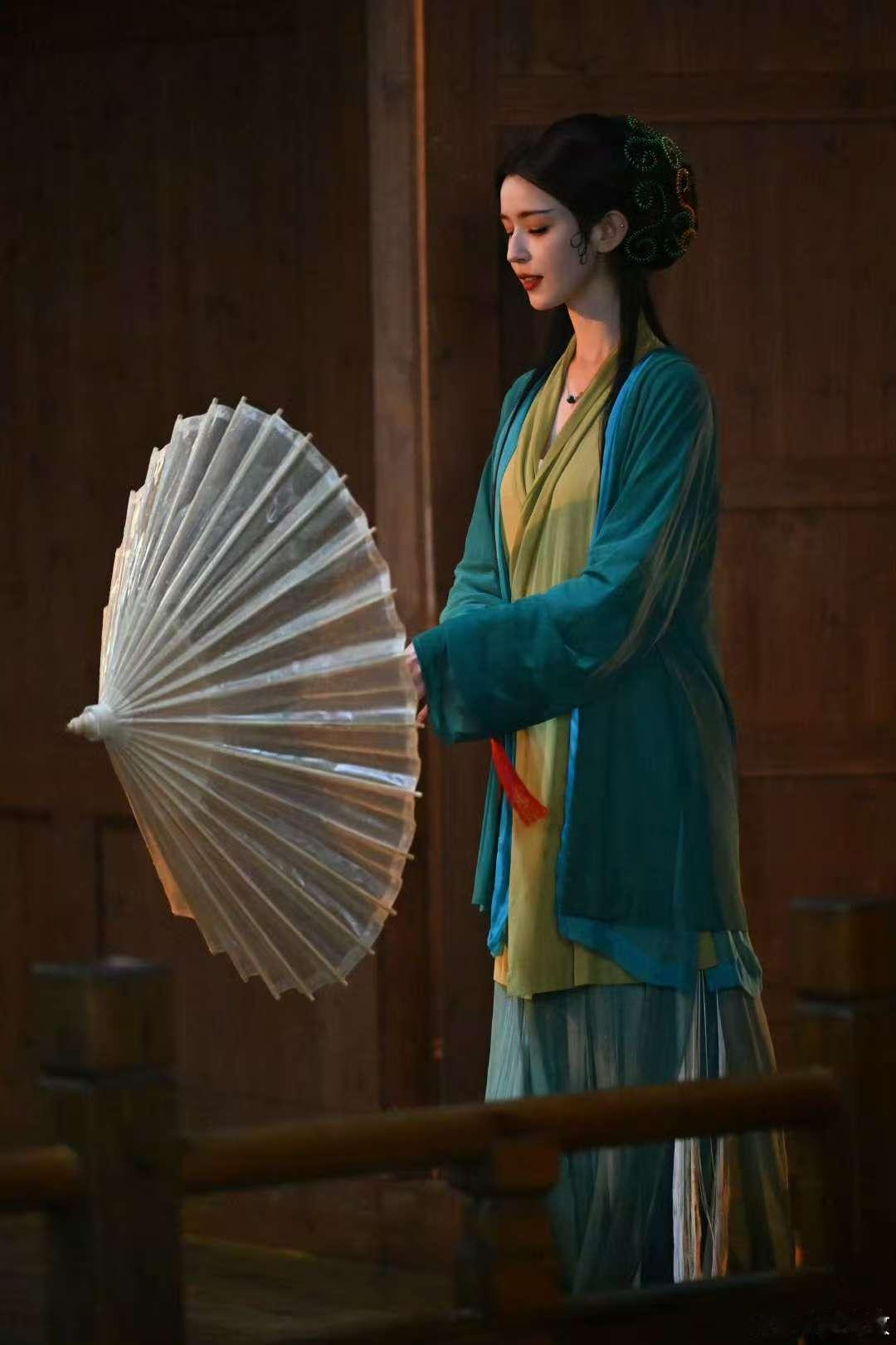 哈妮克孜感谢刘涛钟丽丽丁真 哈妮克孜演的青蛇 看无限超越班真的从学员到观众都会爱