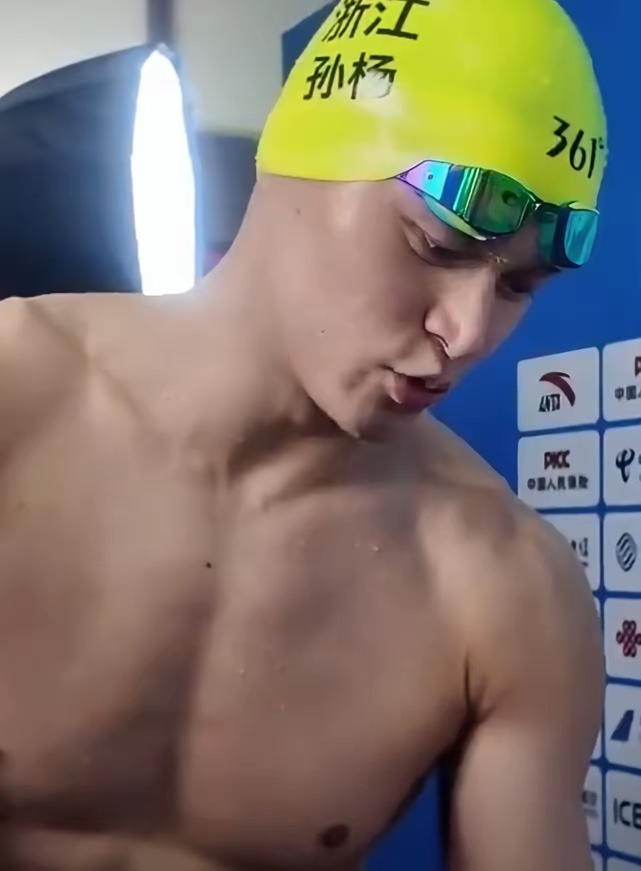 孙杨犯规被取消游泳成绩，接受媒体采访的时候心态都崩了。确实，隔了这么多年，好不容