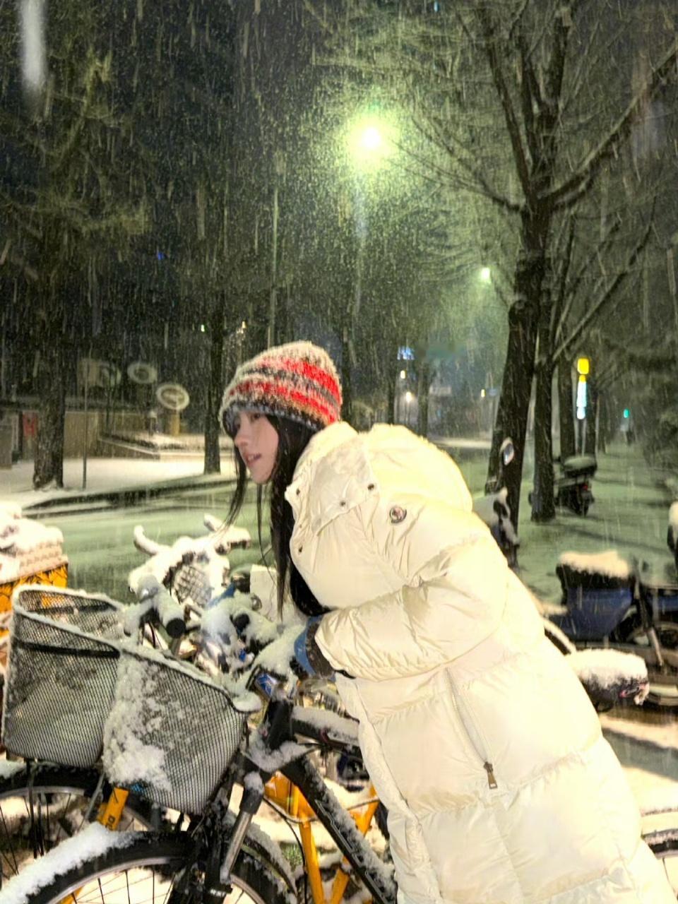 鞠婧祎鞠婧祎看雪六宫格live鞠婧祎今年也是看过雪了，雪地里的小鞠也好美！鞠婧祎