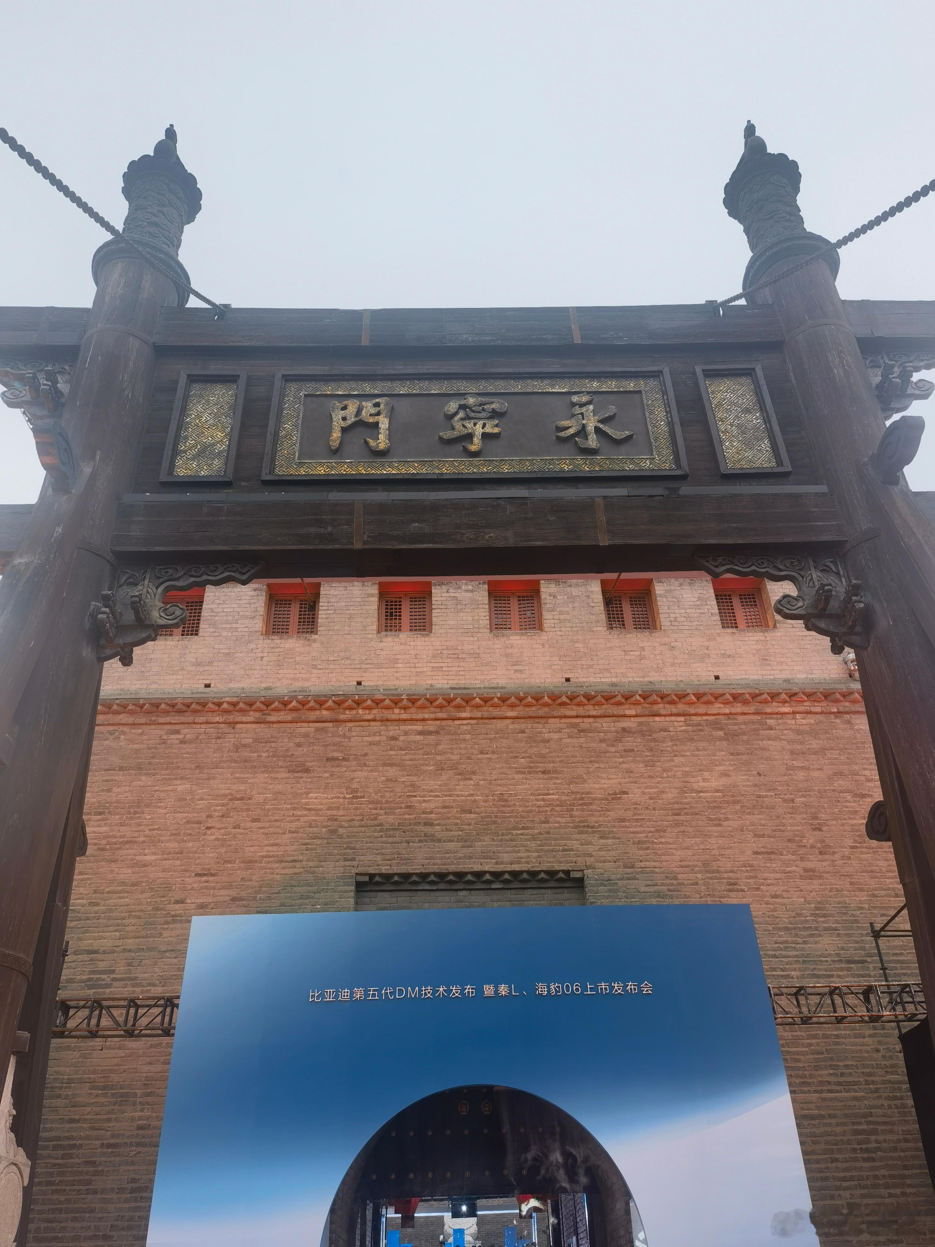 #比亚迪发布会# 路遇正在努力直播的老师。 ​​​