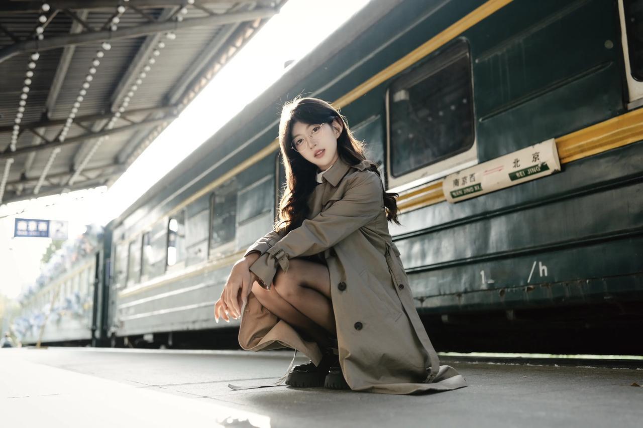 很久没见绿皮火车了，当然要拍照留念了。晒图笔记大赛 怎样穿搭能显示出温柔的女生气