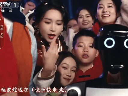 李子柒在春晚当支客师 这一嗓子裹着蜀地腊月的风，带着米酒发酵的清甜，穿透力十足，