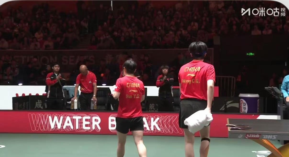 王楚钦的爆拧太帅了[赞]！
孙颖莎在关键分上把握的妥妥的[赞]！
第一盘第一局王