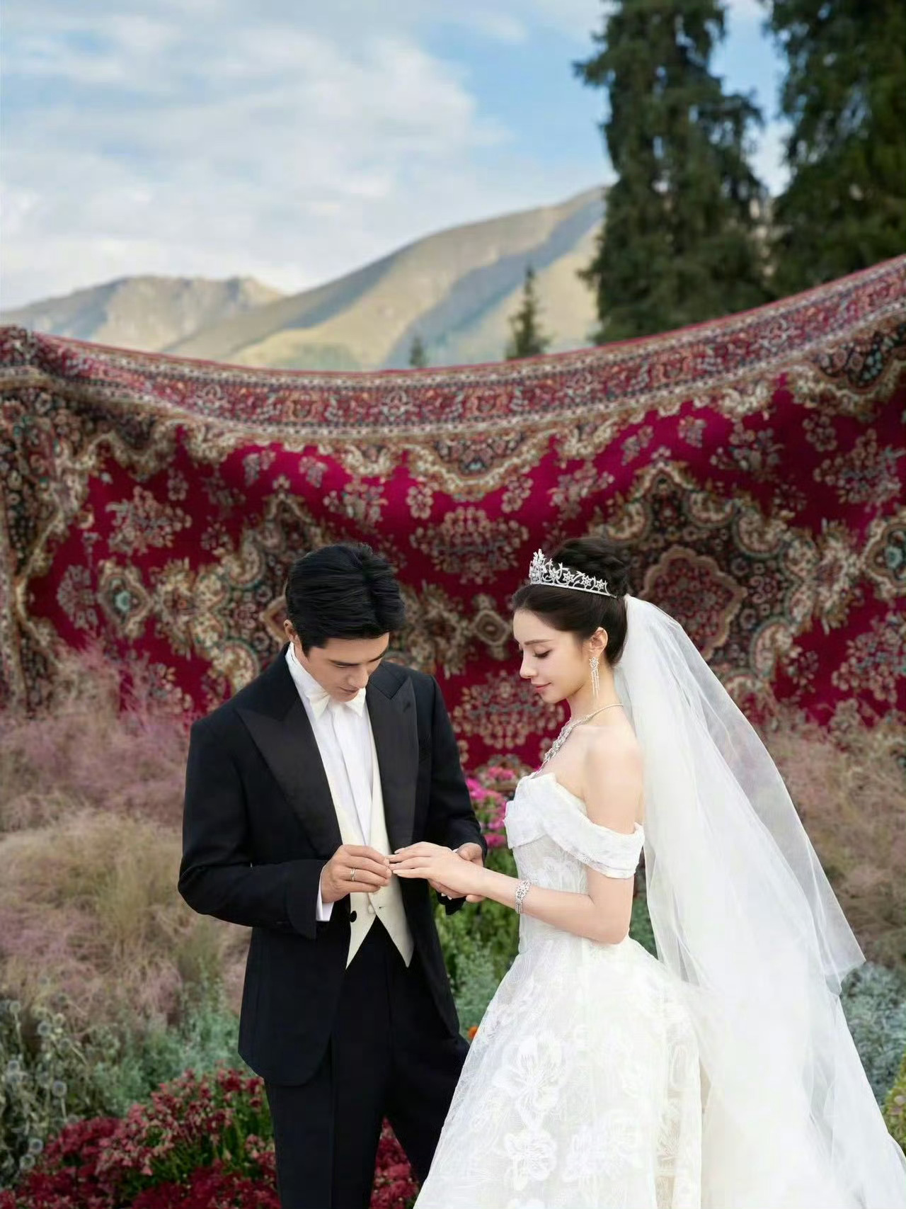 麦迪娜刚办完婚礼就来提车了麦迪娜婚礼后首次公开亮相婚礼结束首亮相直接来提车，不急